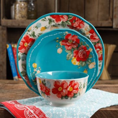 Walmart – The Pioneer Woman Vintage Floral 12-Piece Dinnerware Set Only $34.84 (Reg $49.97) + Free Store Pickup